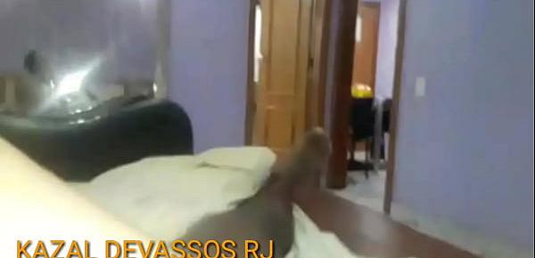  Chris Devassa -Vadia Casada quicando com vontade na piroca preta e terminando a Foda  com a bucetinha cheia de Leite no Motel Girassol Rio de Janeiro